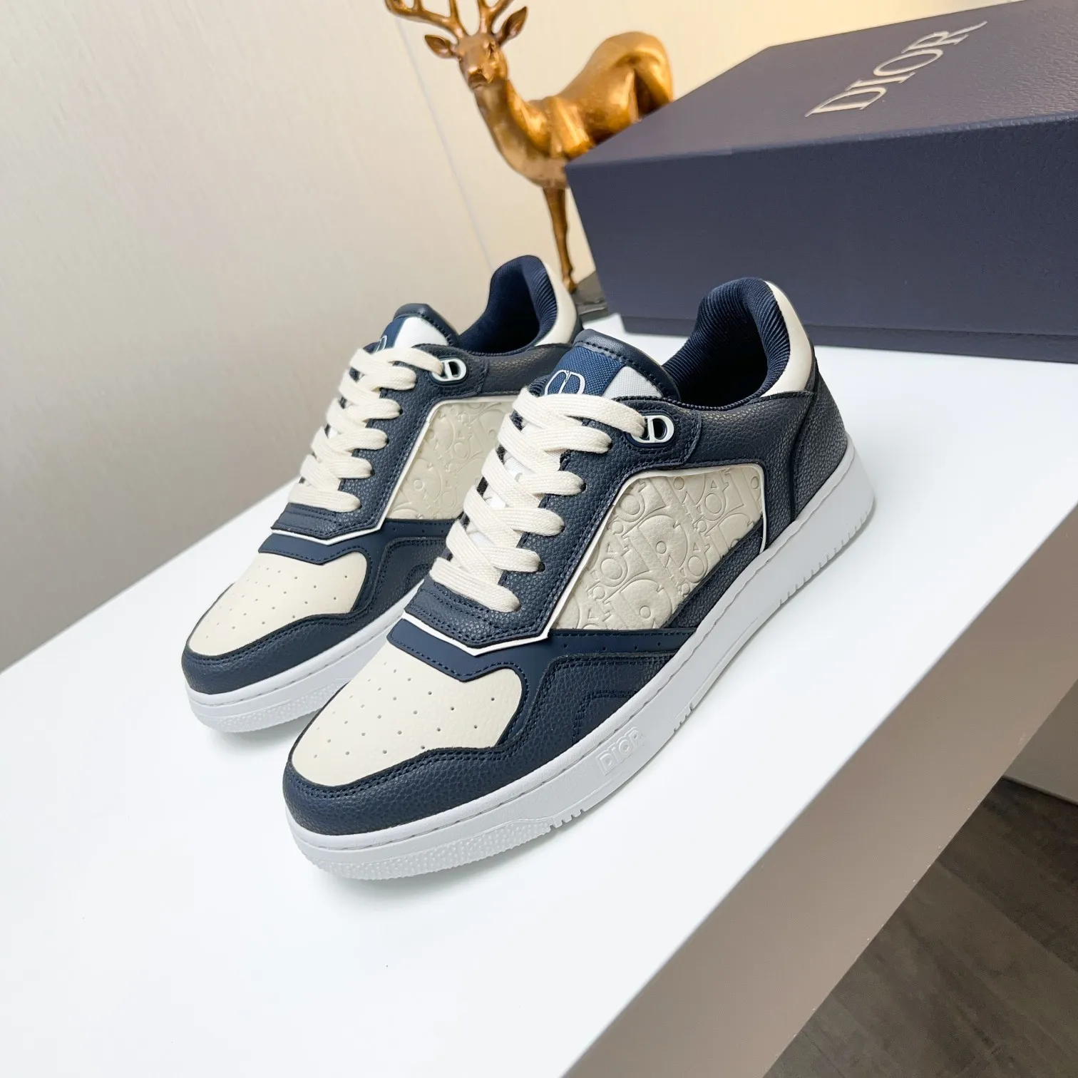 Men's Men's Shoes 💰400 [New] 🦩🦩Dior - Low-top sneakers 2025 spring men's collection new arrivals [Celebrate][Celebrate][Celebrate], reinterpret the basketball shoe design and become a classic Dior item [Strong][Strong][Strong], crafted in black and cream white smooth cowhide with beige suede, leather display on the side The CD logo, tongue, sole and back side are decorated with various distinctive details to enhance the style[666][666], while eyelet details, topstitching and rubber panels highlight the dynamic charm of its athletic style[strong][strong][strong]. It has a two-color rubber sole, which can be matched with various clothing to create a refined look. Size: 38 to 44 (45 can be customized